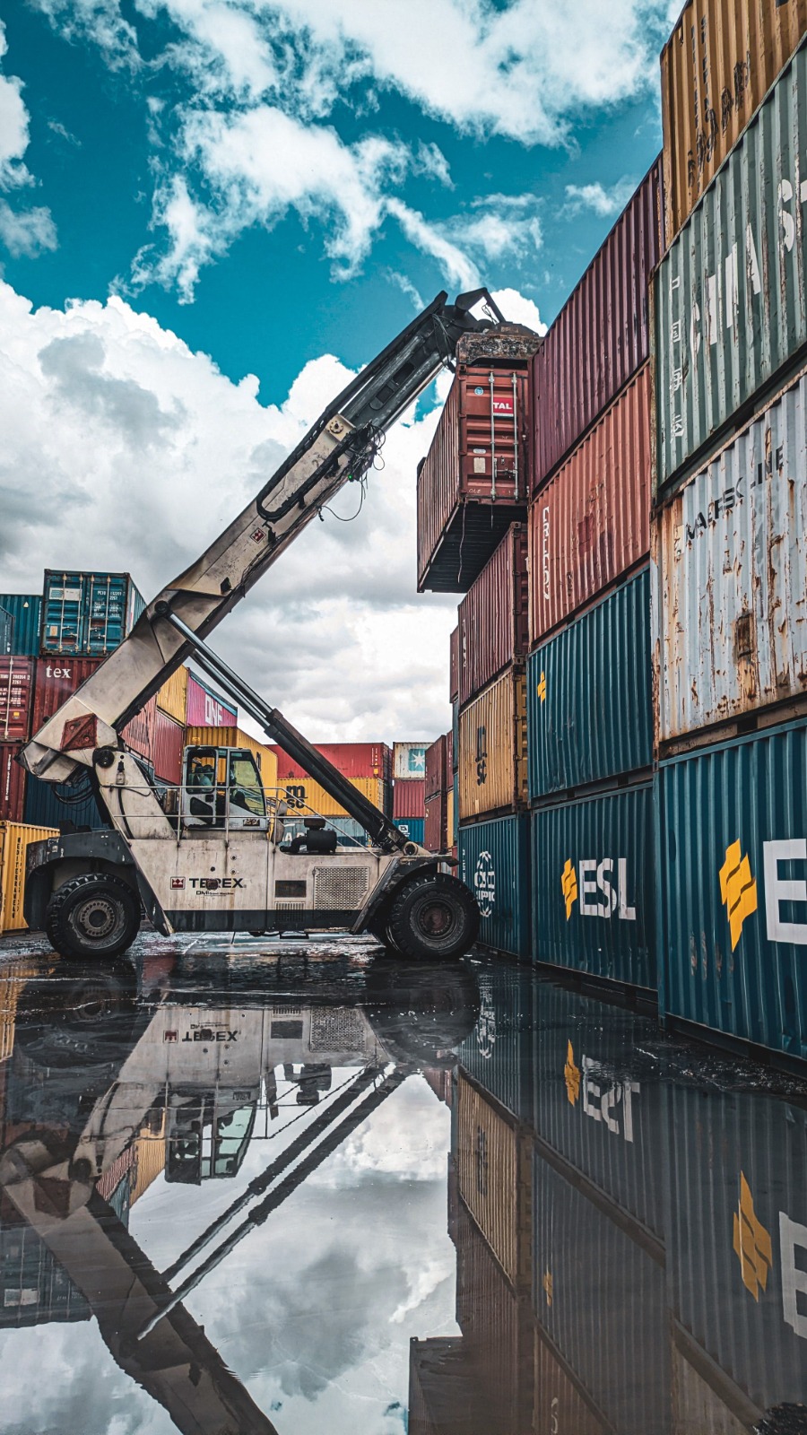 Electric stacker lifting pallets in a Dubai warehouse, part of Zoomlift's stackers in Dubai equipment range