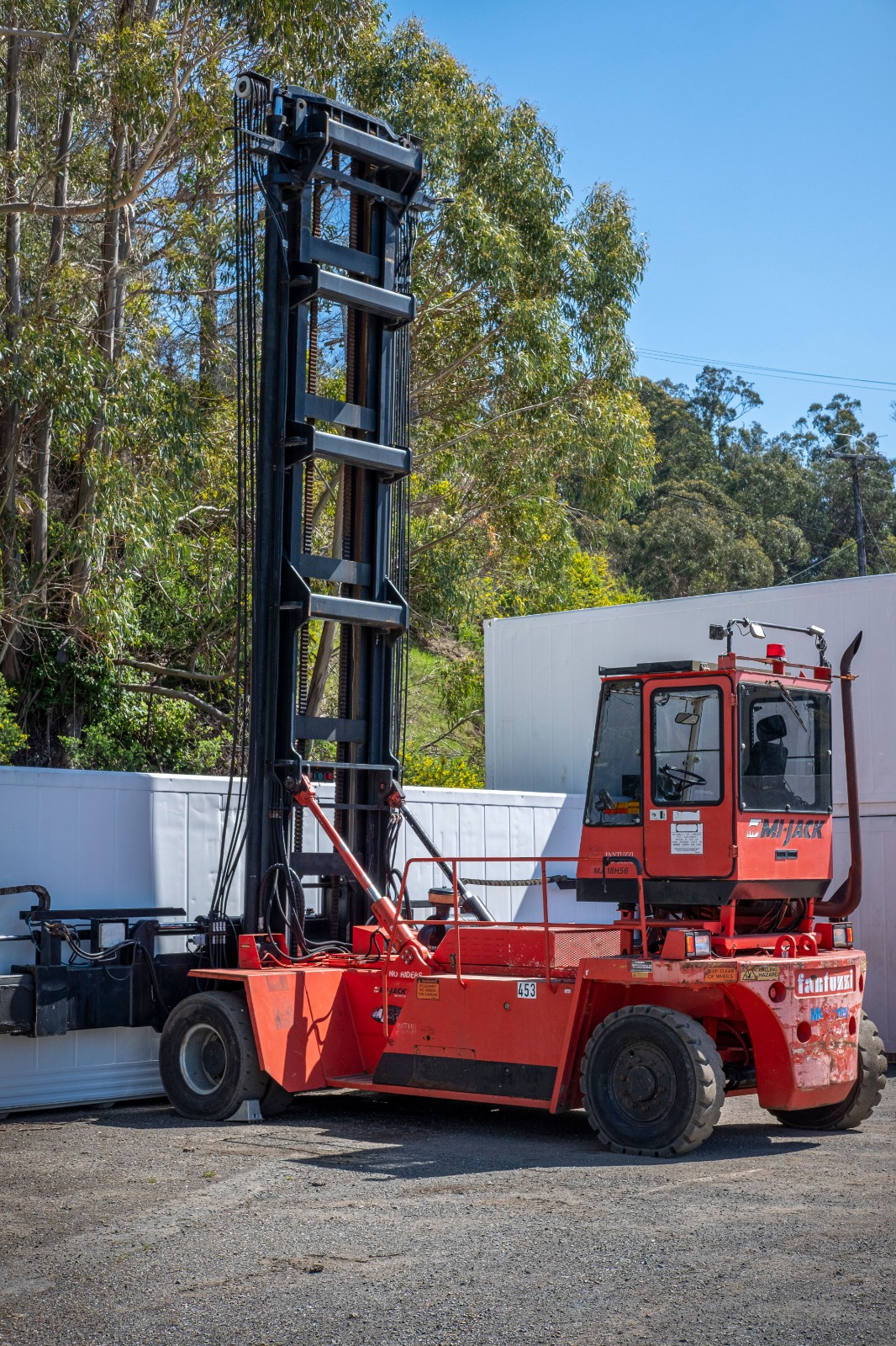 Electric stackers in Sharjah warehouse lifting palletized loads for logistics operations