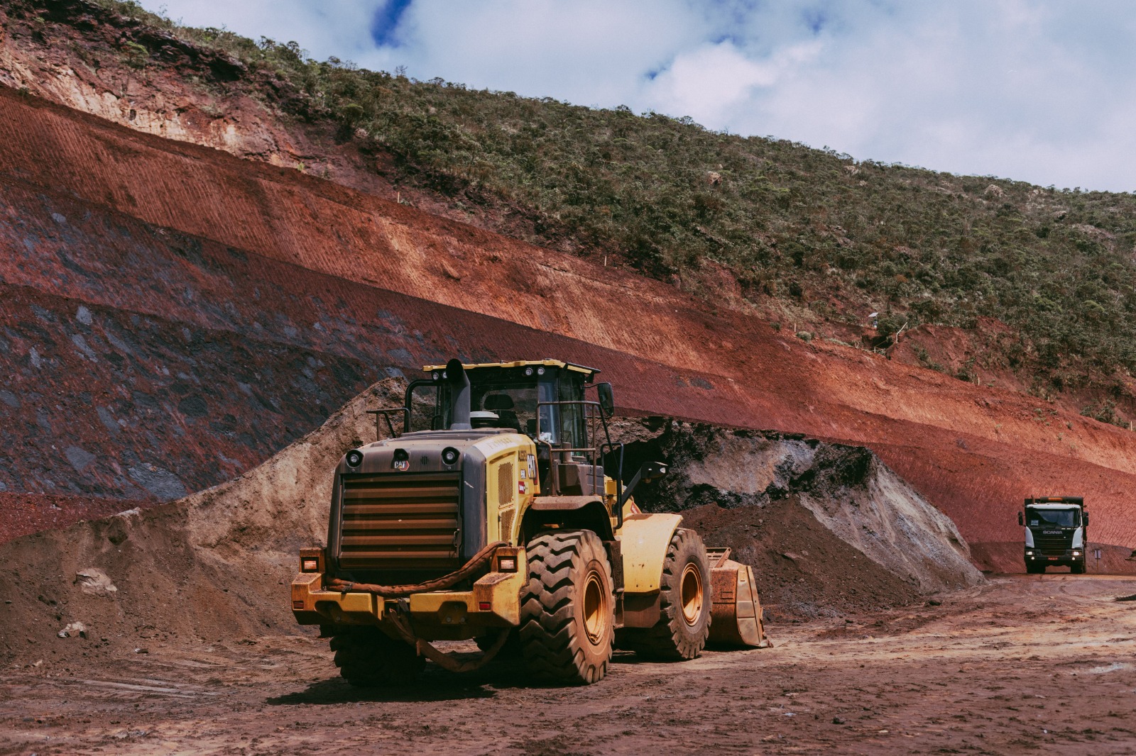 Buy wheel loaders in Ajman from ZoomLift's showroom, featuring compact and mid-size loader models.