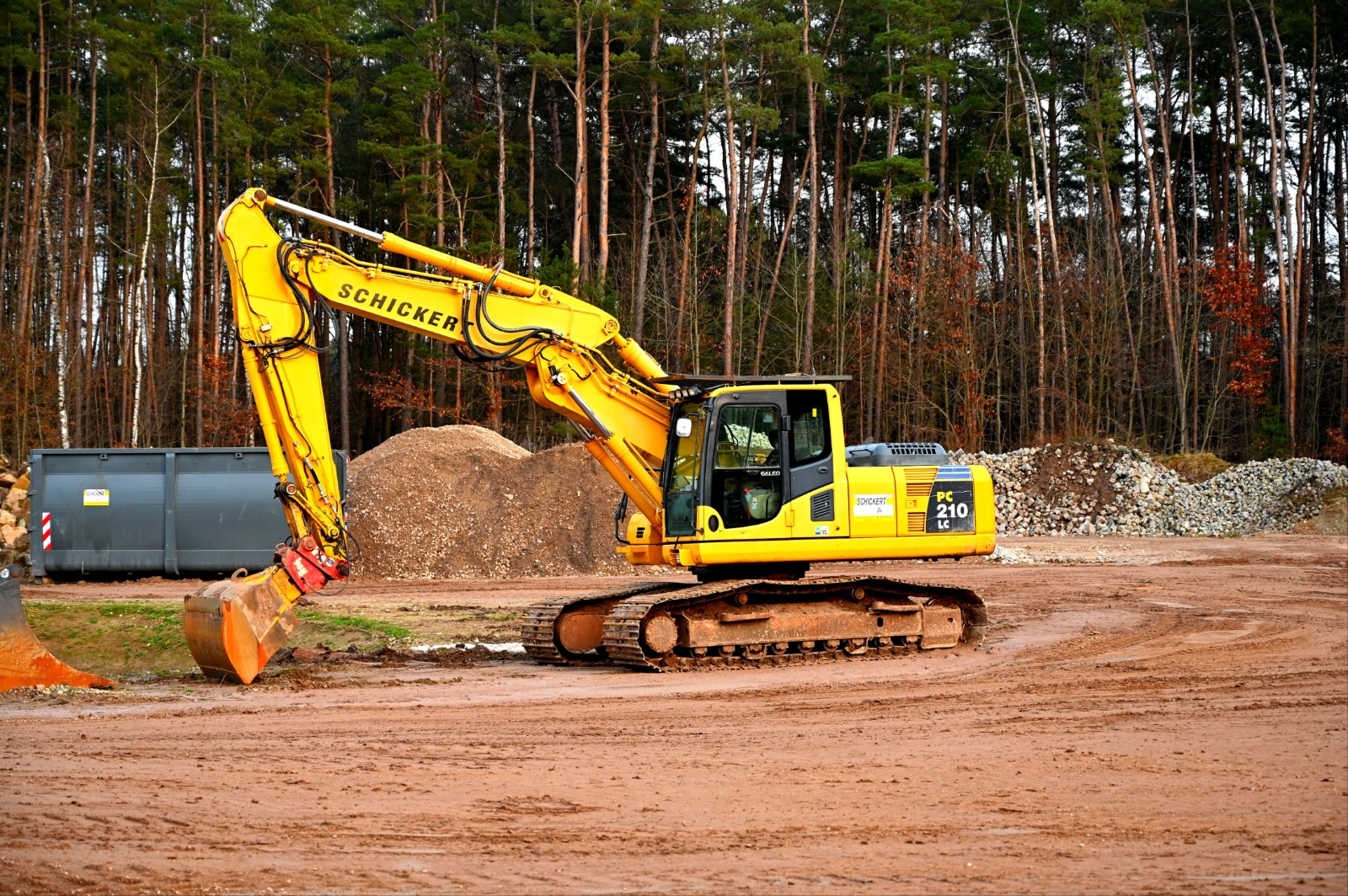 Crawler excavator working on a construction site in Abu Dhabi, available from Zoomlift heavy equipment sales.