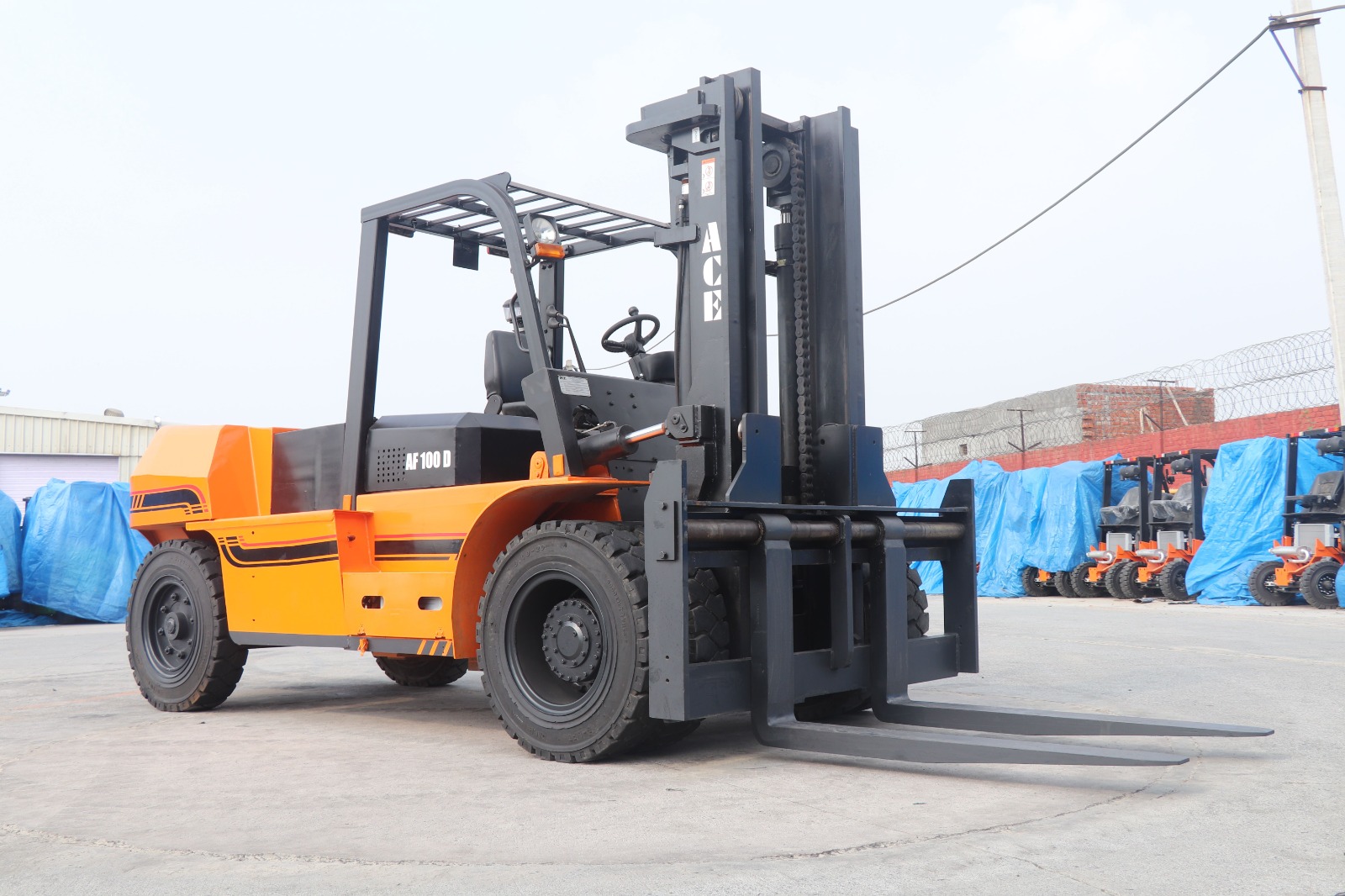 Crawler excavator working on a construction site in Umm Al Quwain, available for sale and rent from Zoomlift.