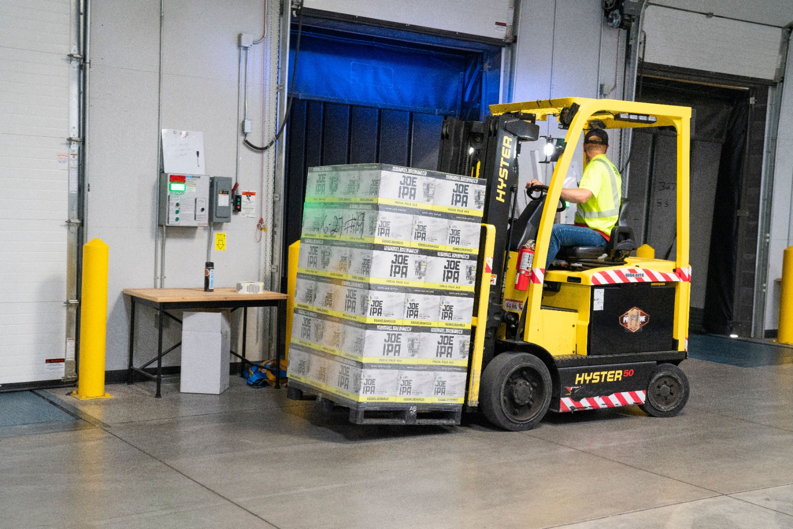 forklift-in-fujairah-warehouse