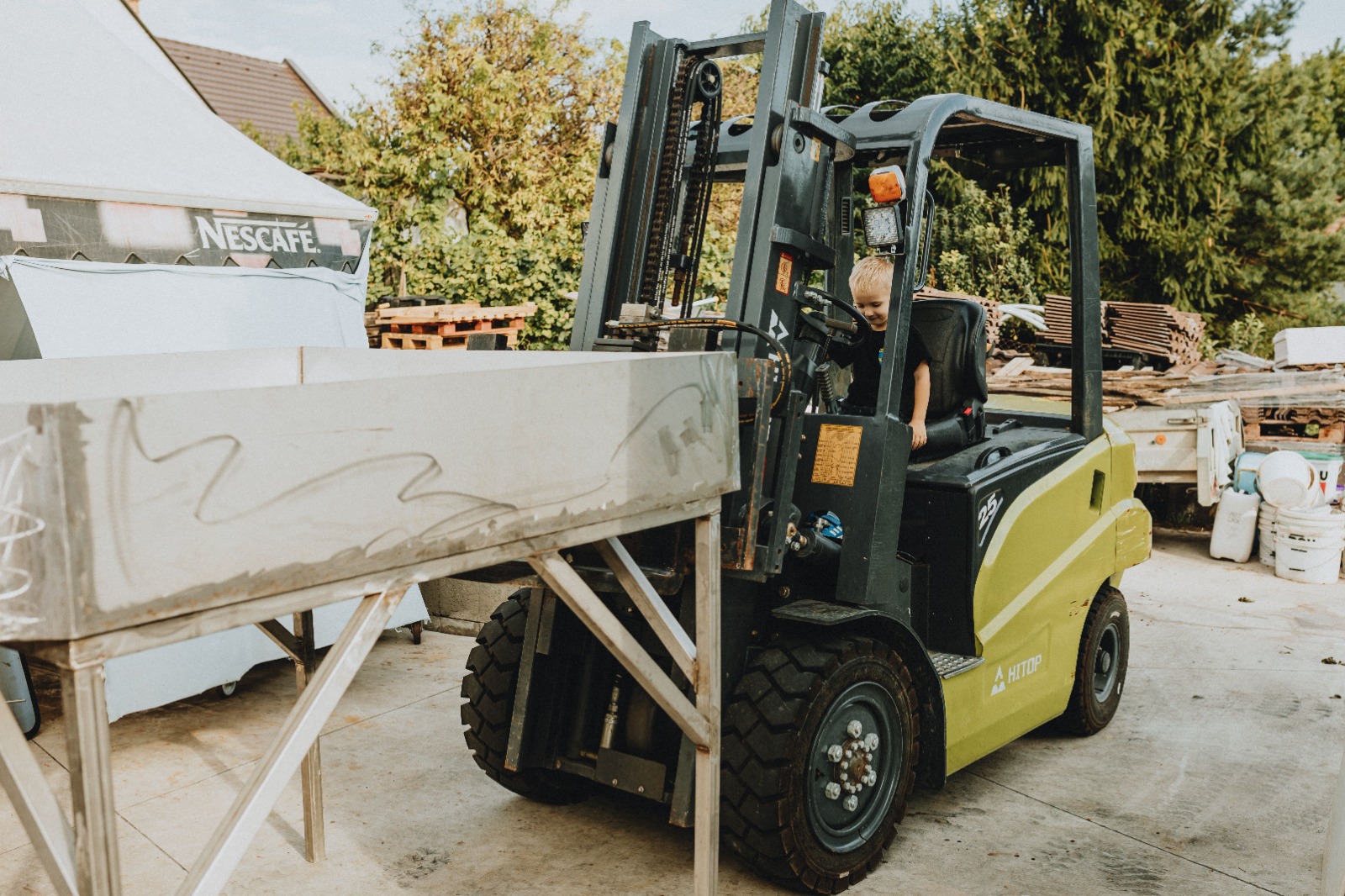 Diesel forklift in Umm Al Quwain lifting pallets inside a Zoomlift customer warehouse facility