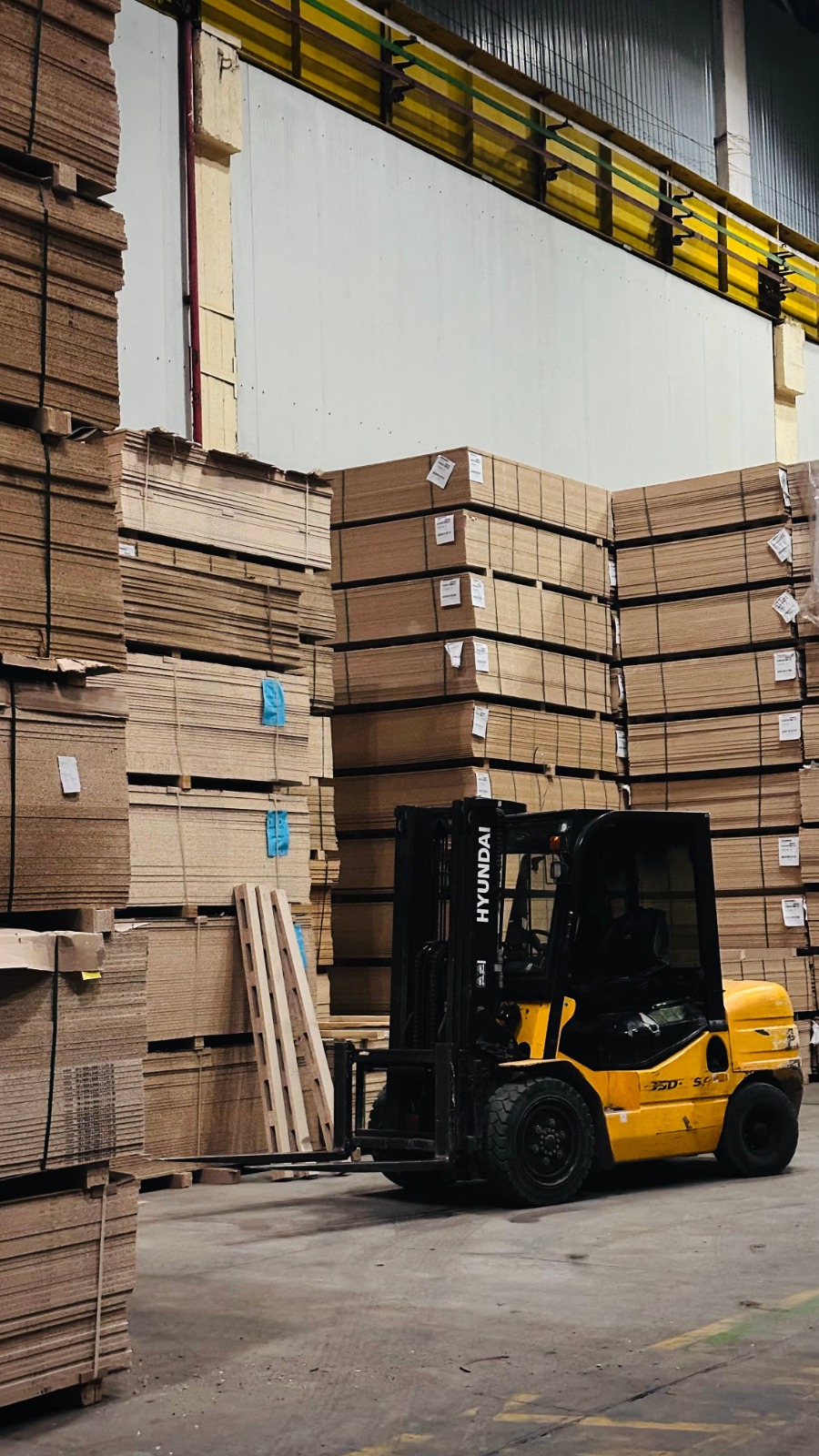 Manual pallet truck in Fujairah warehouse moving palletized goods for a local UAE business