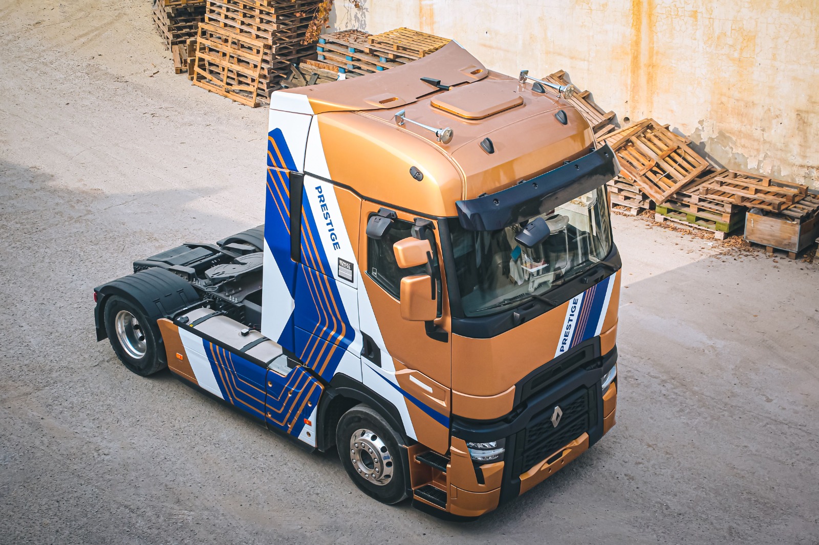 Zoomlift pallet truck in Sharjah warehouse handling stacked pallets for local logistics operations.
