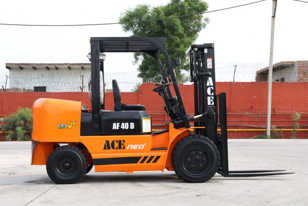 Scissor Lift XE Series operating on a Dubai construction site with a technician at the controls.