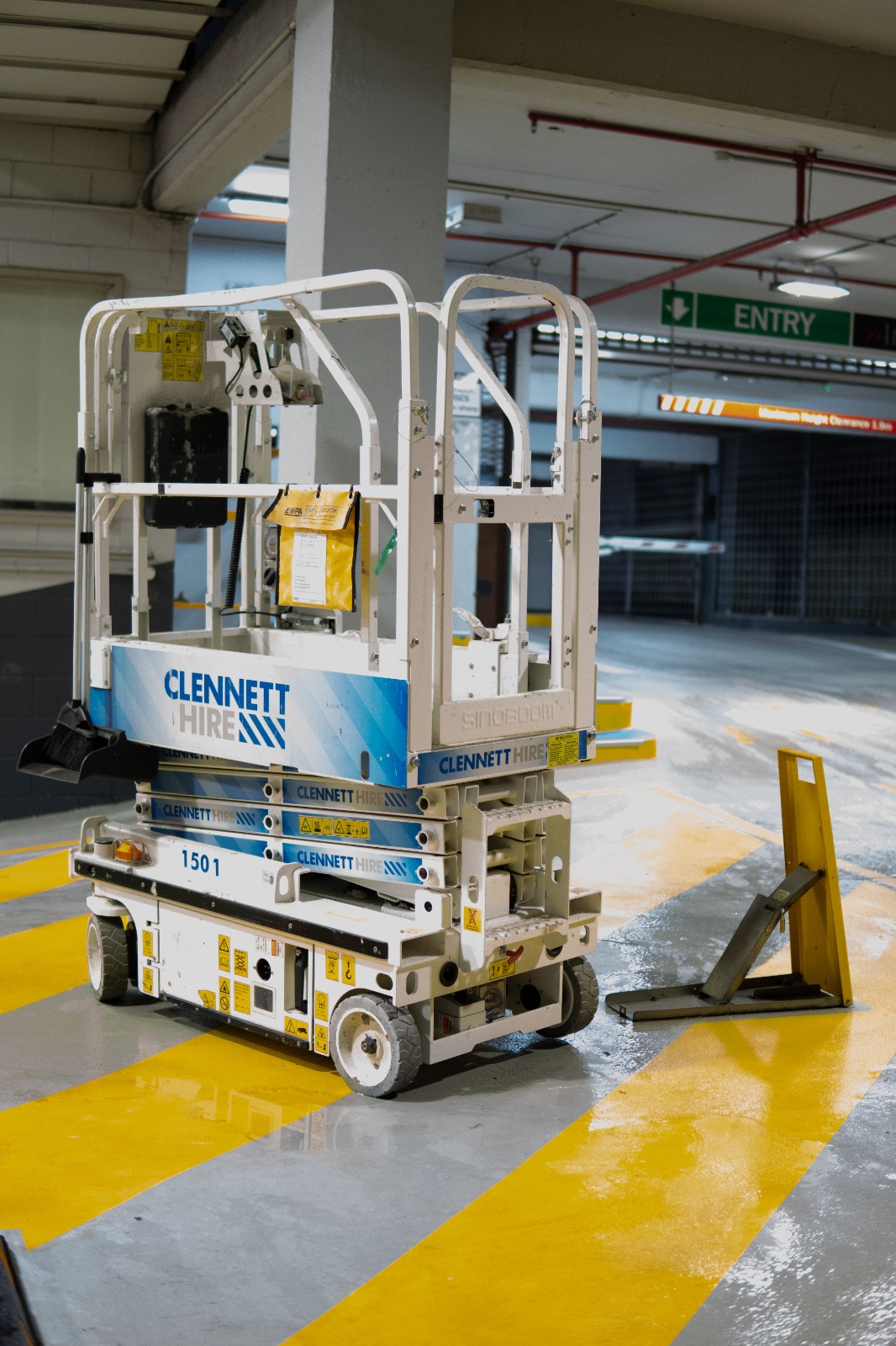 Close-up of the Scissor Lift XE Series platform and hydraulic lift system used across Dubai, UAE job sites.