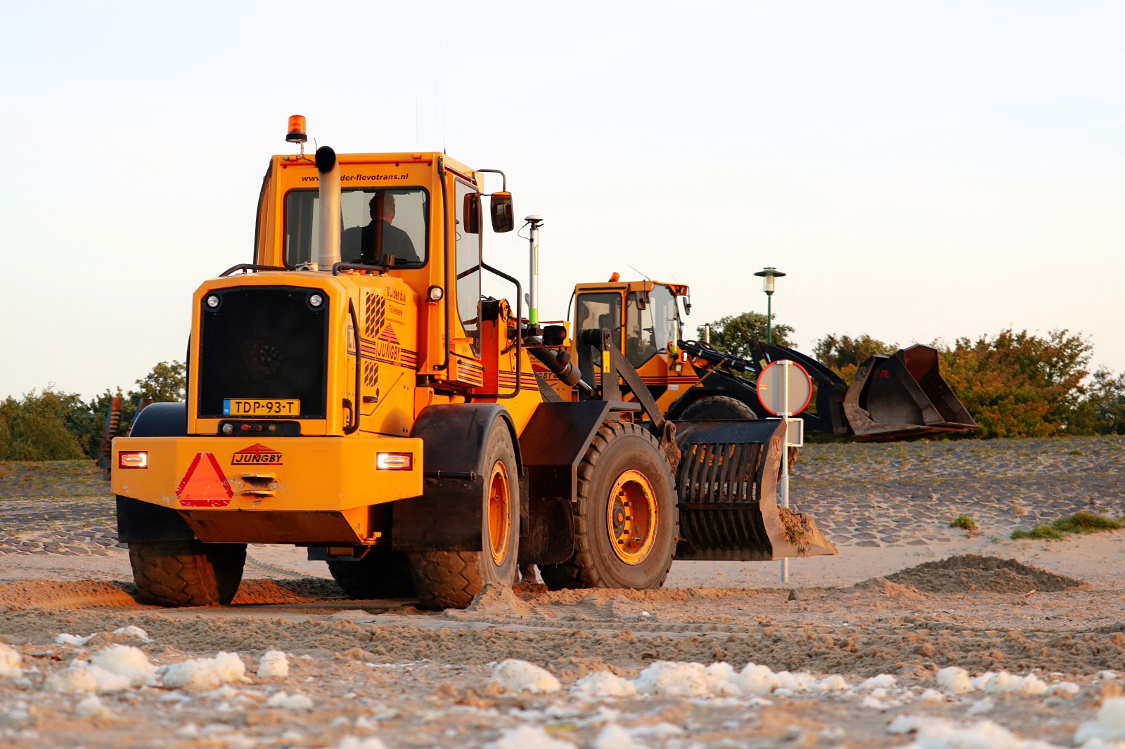 Technician inspecting a used wheel loader in Sharjah before delivery to a construction job site.