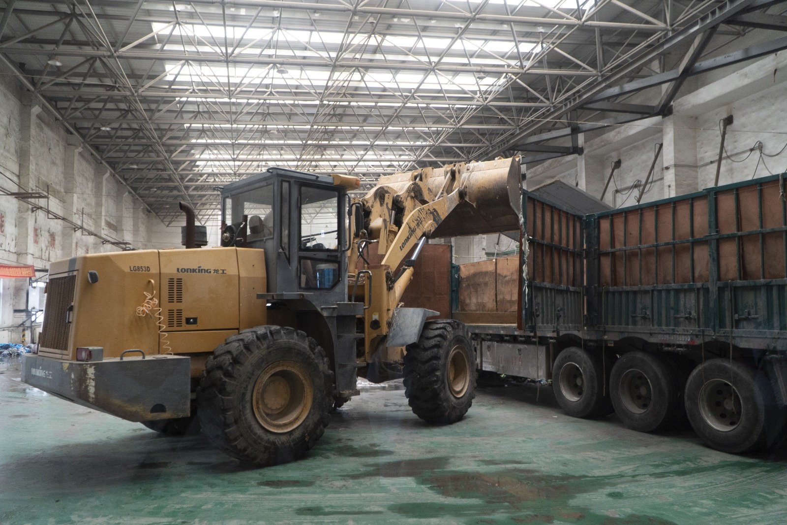 Wheel loader operating on a construction site in Umm Al Quwain, UAE, supplied by Zoomlift
