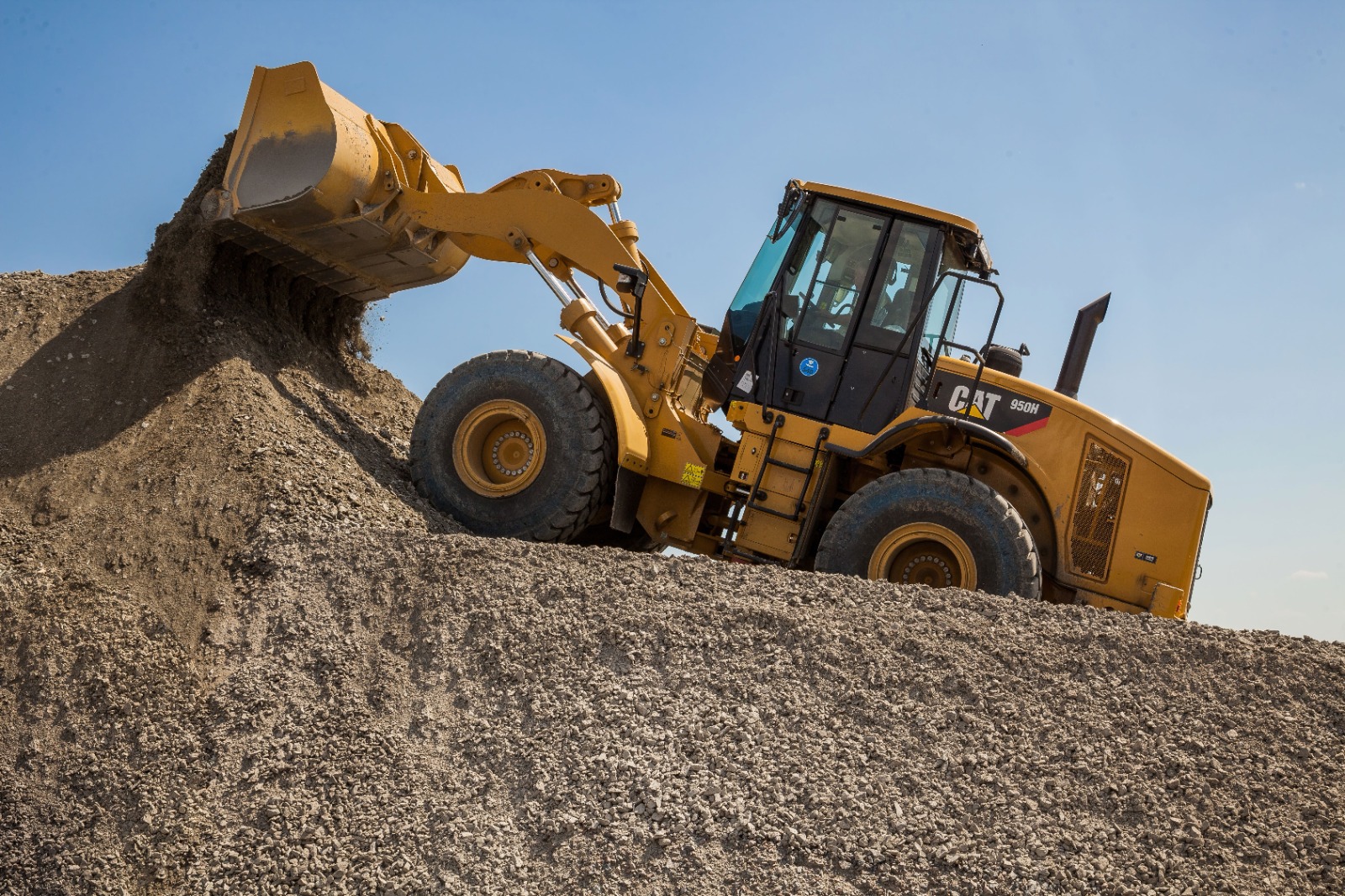Heavy-duty wheel loader for sale in Umm Al Quwain loading construction materials at an active jobsite